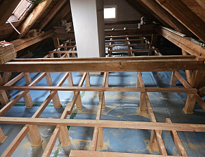 Zateplení stropu rodinného domu pomocí foukané izolace